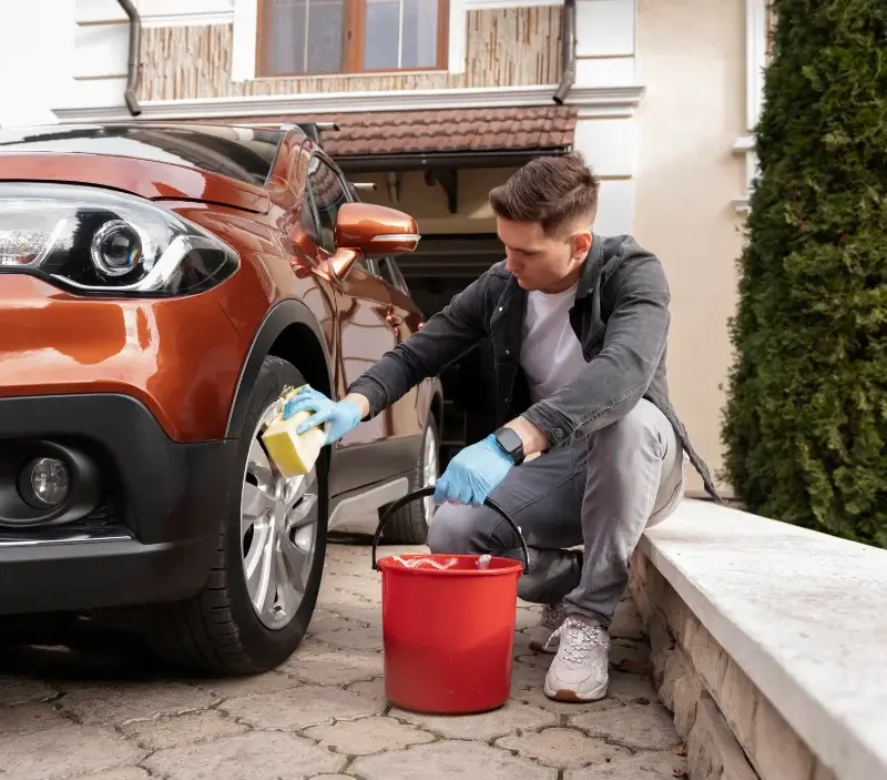 Lavage auto à domicile Fournets-Luisans : professionnel intervenant sur un véhicule